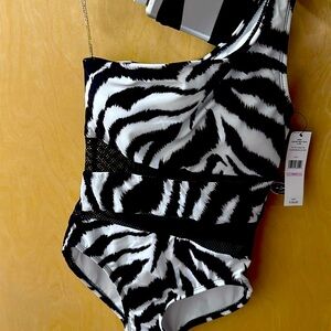 Carmen Marc Valvo COM STYLE:C5K810B COLOR:005 BLACK/WHT size 6